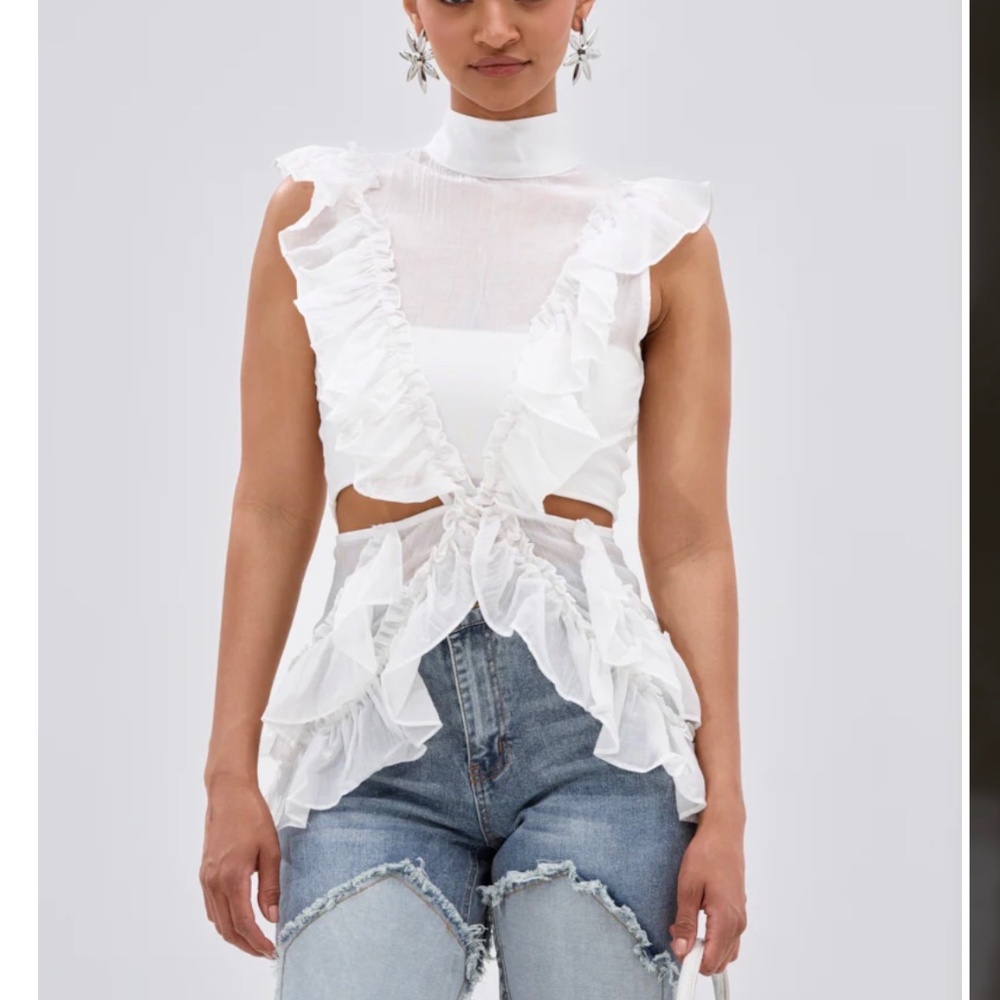 AKIRA TIFFANY RUFFLE BLOUSE IN WHITE Size MM